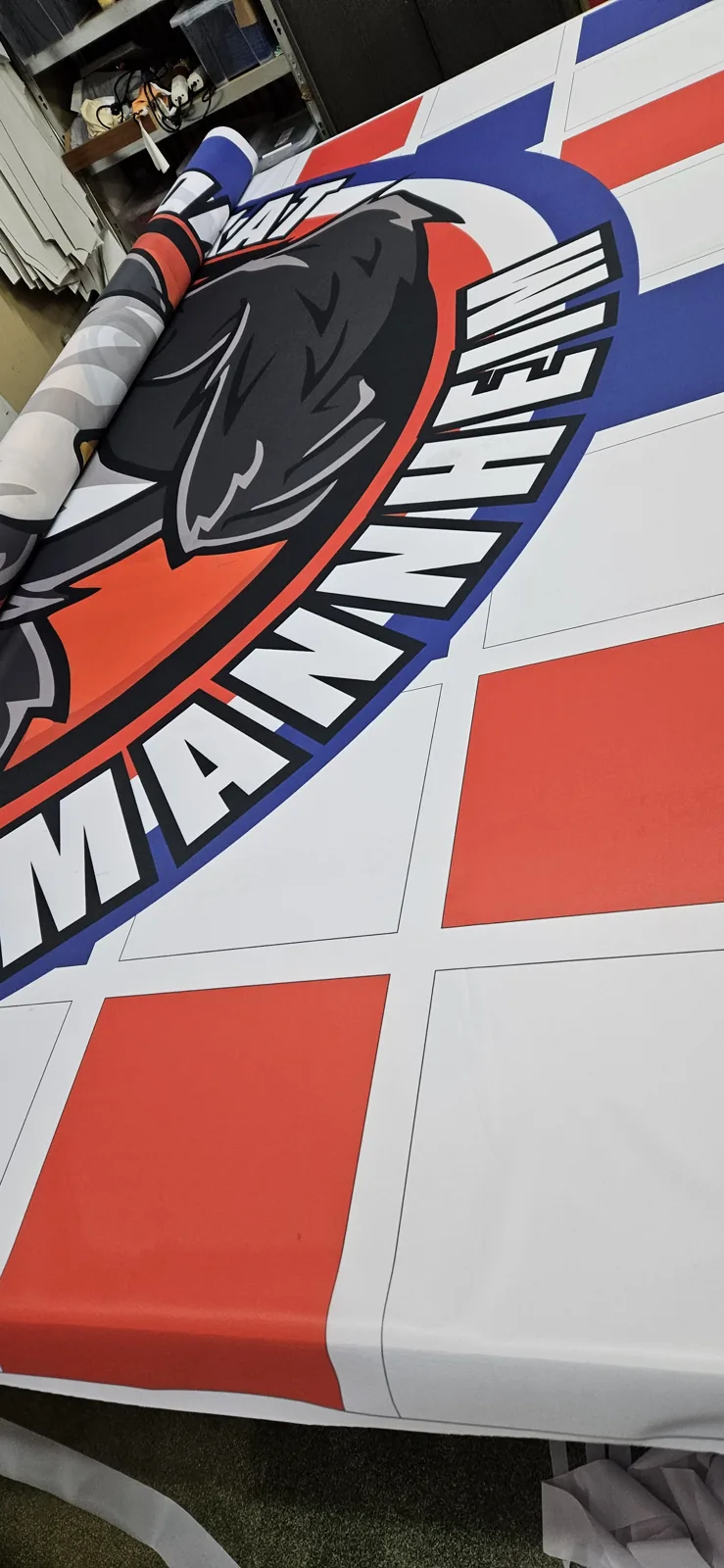 Checkered flag with the Mannheim lettering coming off the print line