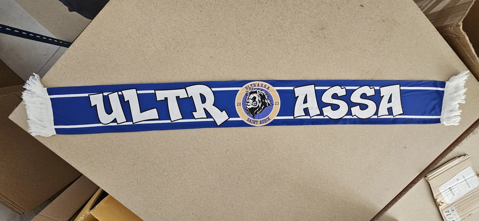 Blue scarf with the lettering Ultrassa and a club crest